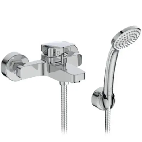Chromene Badearmatur von Ideal Standard mit Handbrause und flexibler Schlauchführung, an Wand montiert.